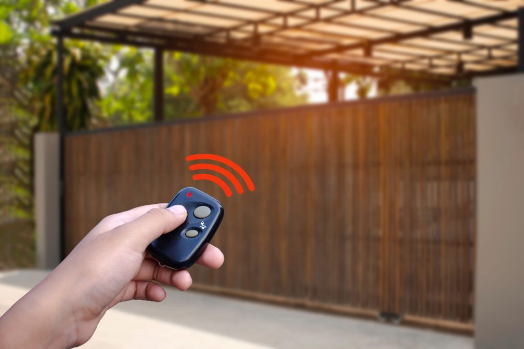صورة بوابة منزلقة أوتوماتيكية (Sliding Gate) من تنفيذ شركة سيسكوم في مصر، مزودة بمحرك كهربائي قوي وحساسات أمان تمنع الإغلاق المفاجئ.