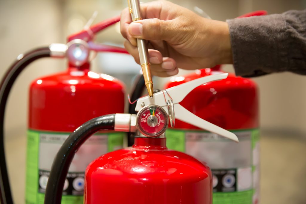 تركيب نظام إطفاء الحريق بغاز ثاني أكسيد الكربون (CO2 Fire Suppression System) في غرفة تحكم كهربائية بمصر بواسطة شركة سيسكوم وفق معايير NFPA وUL.
