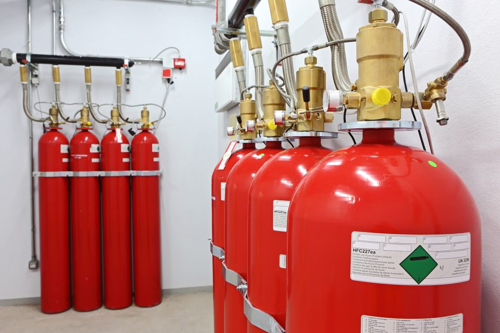 تركيب نظام إطفاء الحريق بغاز FM200 في غرفة سيرفرات بمصر بواسطة شركة سيسكوم وفق معايير NFPA وUL – نظام إطفاء آمن ونظيف لحماية الأجهزة الإلكترونية.