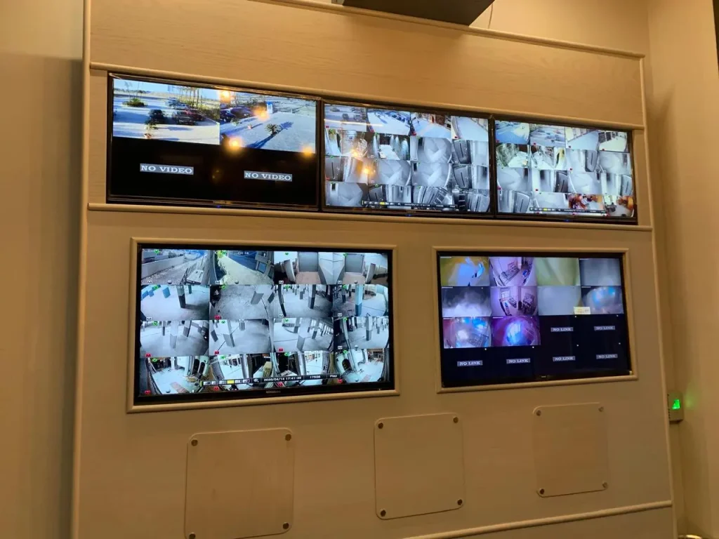 شاشات مراقبة تعرض بث كاميرات CCTV في مصر